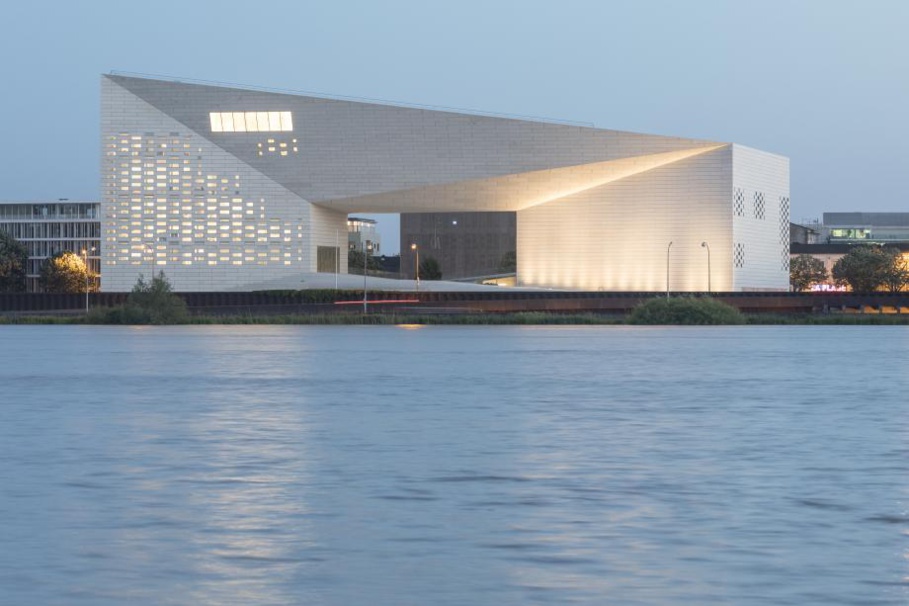Le centre culturel MECA réalisé par BIG et Freaks ouvre ses portes à Bordeaux