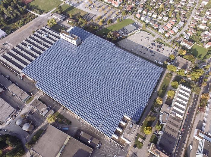 Occupant la superficie de cinq terrains de football, la plus puissante installation photovoltaïque de Suisse à Zuchwil vient d’être mise en service. La Division Engineering d’Implenia a été responsable de sa conception générale. (Source: © SPS)
