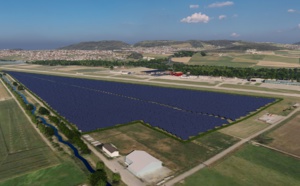 L’aéroport de Berne et BKW veulent construire la plus grande installation photovoltaïque sur terrain libre de Suisse